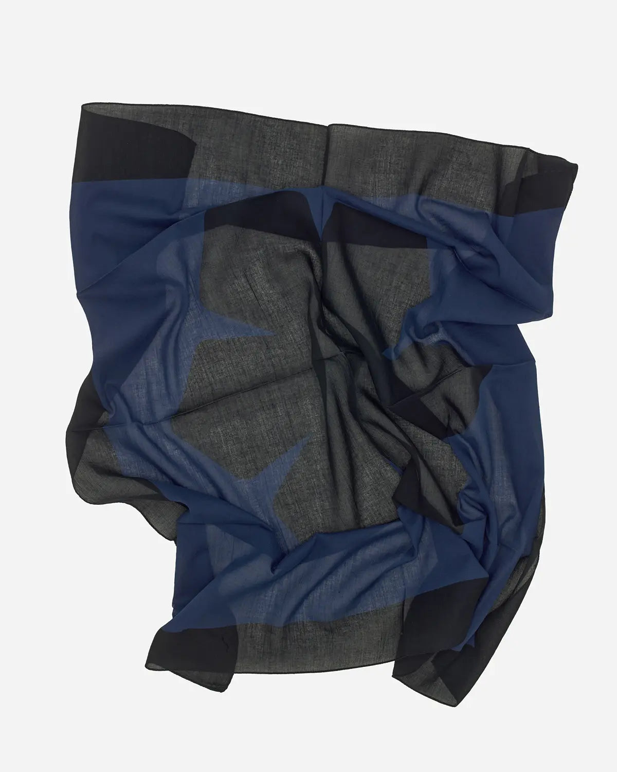 Aida Tørklædet fra RHANDERS fås i to størrelser: Small (45 x 45 cm) og Large (90 x 90 cm).