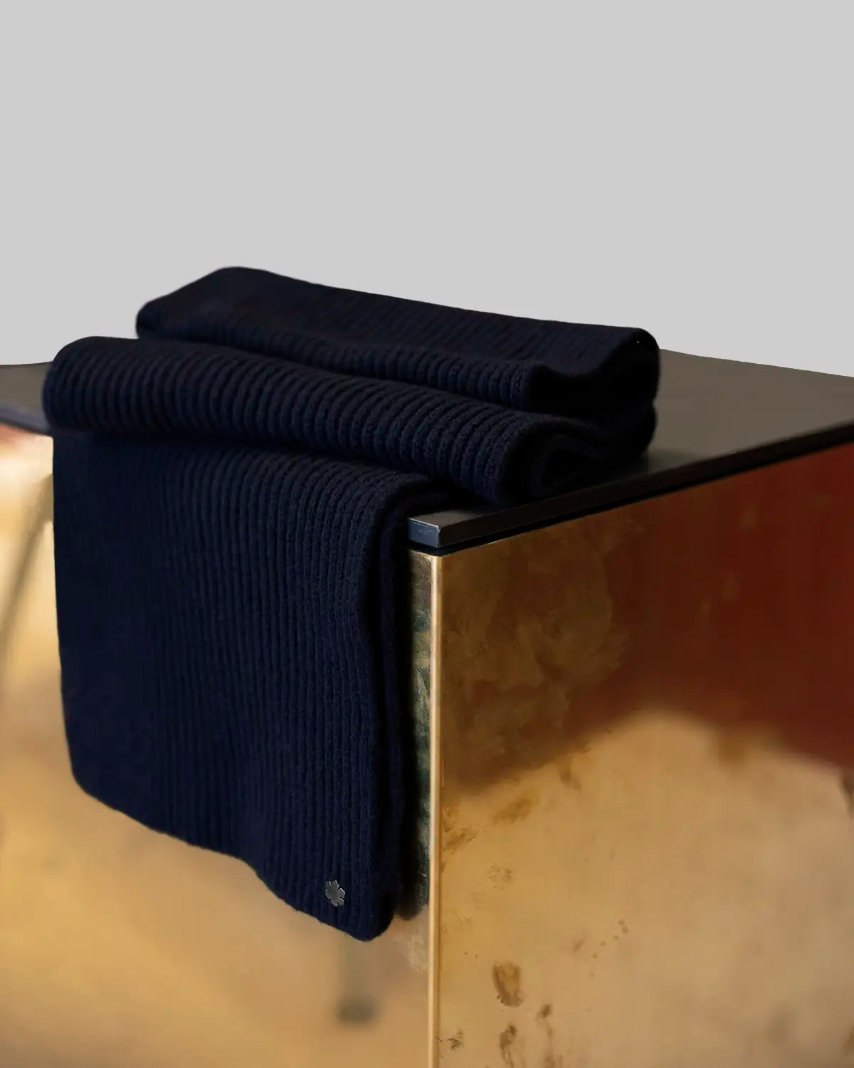 Alex Tørklædet måler 26 x 190 cm.