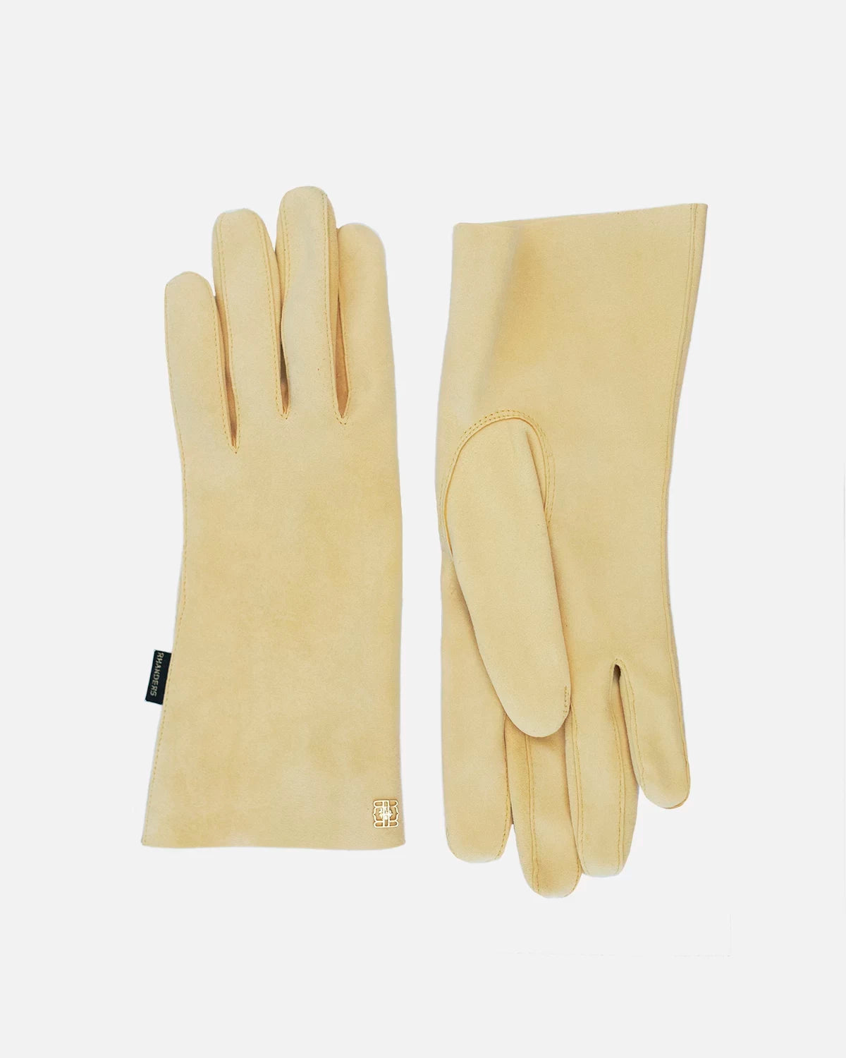 Mød vores eksklusive Alexandrine-handsker fra RHANDERS, designet og fremstillet i 1930’erne til Den Kongelige Familie. Det udsøgte skind blev genopdaget i 2023 og transformeret til handsker og tilbehør.