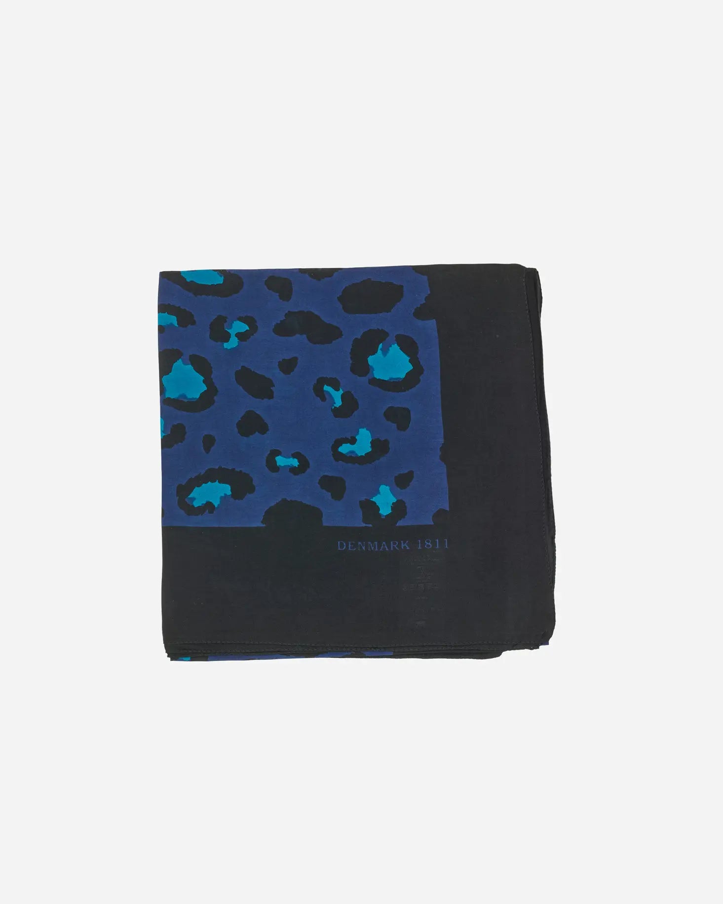 Alfi Tørklædet til kvinder fra RHANDERS i farven navy / sort med et Kalmus og leopardmønster.