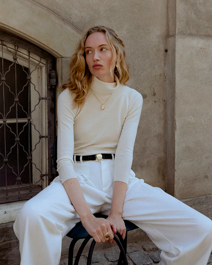 Graceful 14k gold pleated amulet ring with room for two personal images.