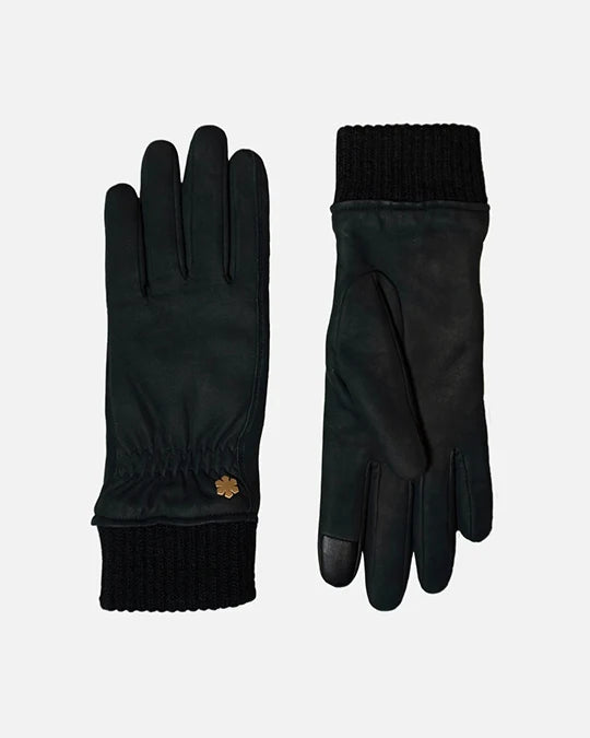 The Arietta women’s glove in the most beautiful black colour is crafted from goat nappa leather with warm fleece lining