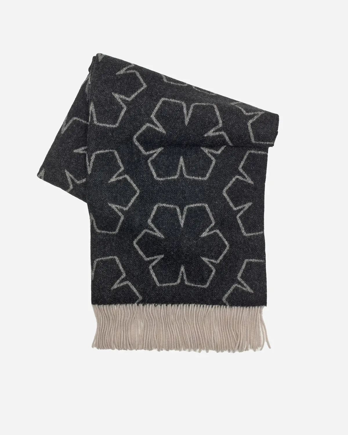 Mørkegråt Astrid Tørklæde prydet med frynser og et mønster af Kalmus blomster.