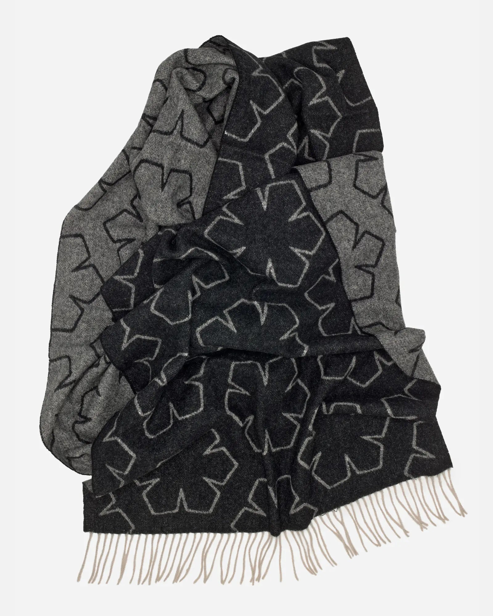 Astrid Tørklædet fås i to farver: Lysegrå og Mørkegrå.