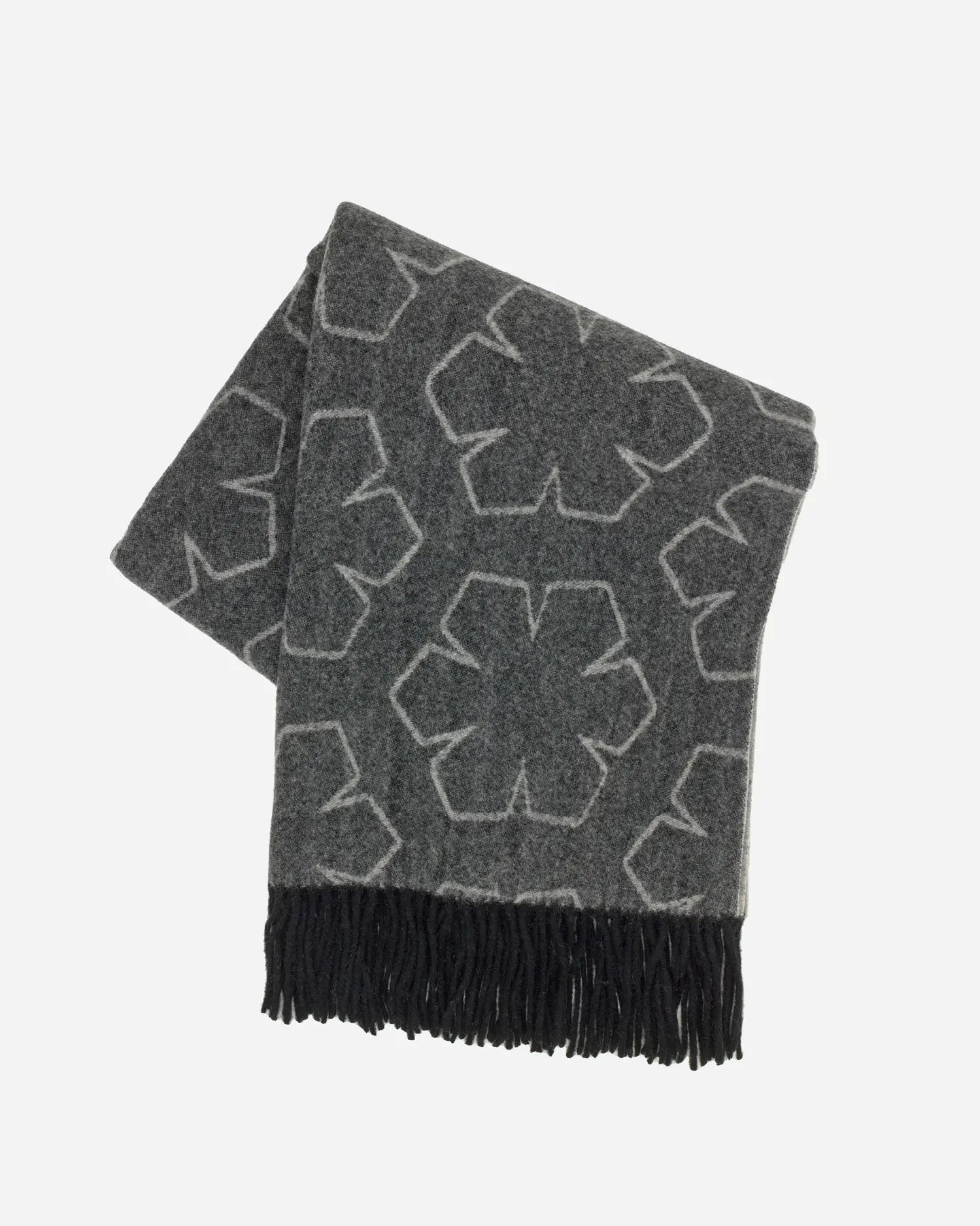 Lysegråt Astrid dametørklæde prydet med frynser og et mønster af Kalmus blomster.