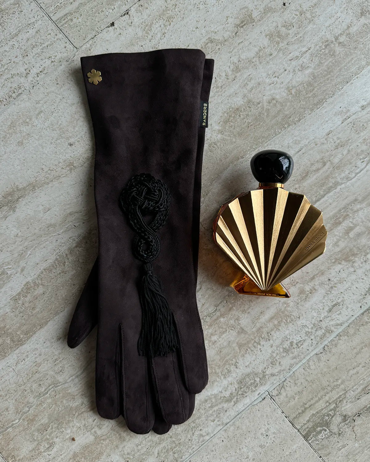 The Carrie gloves from RHANDERS is made from suede lamb leather in brown with cascading tassels dancing with every gesture.