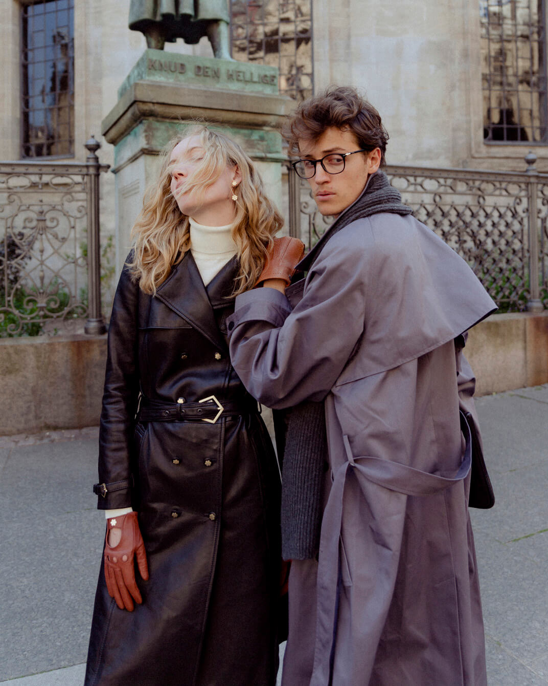 Elegant og klassisk kørehandske fra RHANDERS, dog ultra-moderne med touch-teknologi og en justerbar knap for et åbent eller lukket fit.