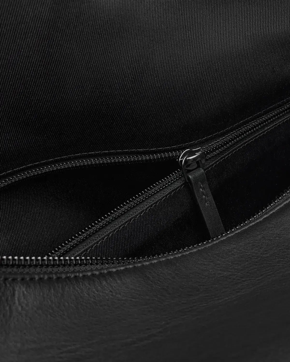 Crown Travel Bag tilbyder et rummeligt rum til tøj og sko, mindre lommer til organisering samt indvendige og udvendige lynlåslommer. Derudover har den smørbløde læderhåndtag og brede skulderstropper.