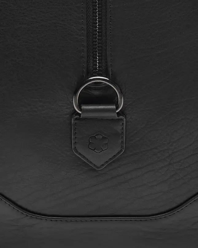 Crown Travel Bag er lavet af det fineste og mest udsøgte ko-anilin handskelæder, der tilbyder en smørblød fornemmelse med en forbløffende styrke i verdensklasse. Designet, fremstillet og udviklet på mere end 200 års erfaring.