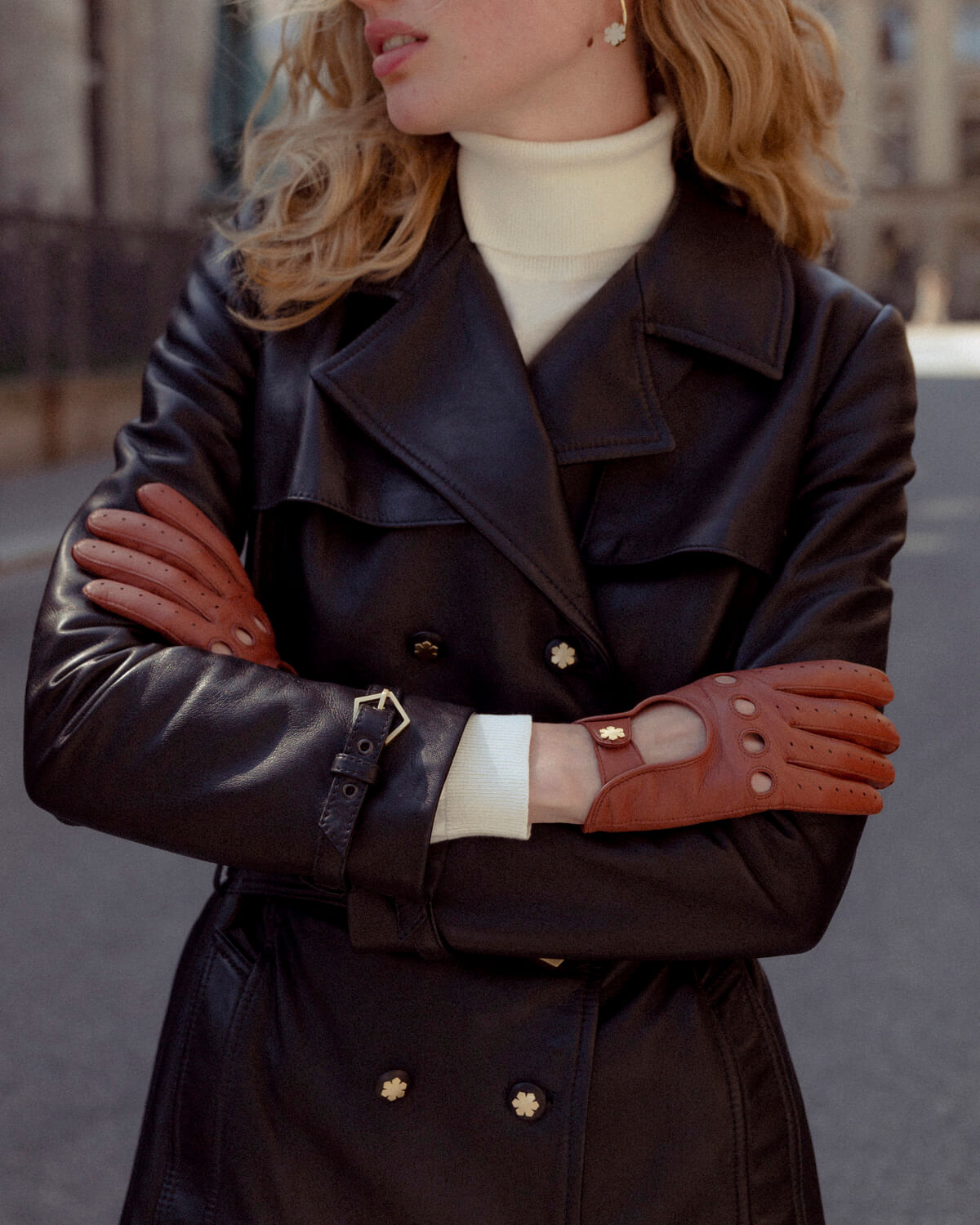 Exclusive driving gloves for women in the colour cognac crafted from lamb leather and adorned with a gold-plated snap button.