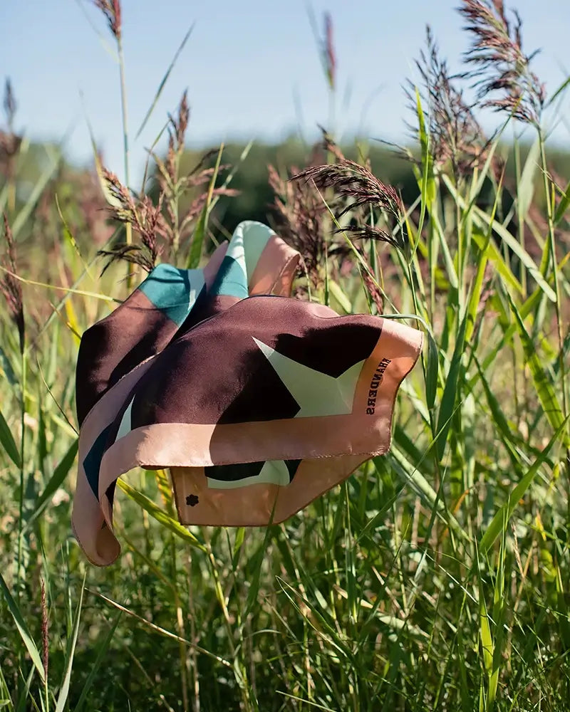 Beautiful and colourful silk scarf from RHANDERS adorned with three Kalmus flowers in a grand graphical format.