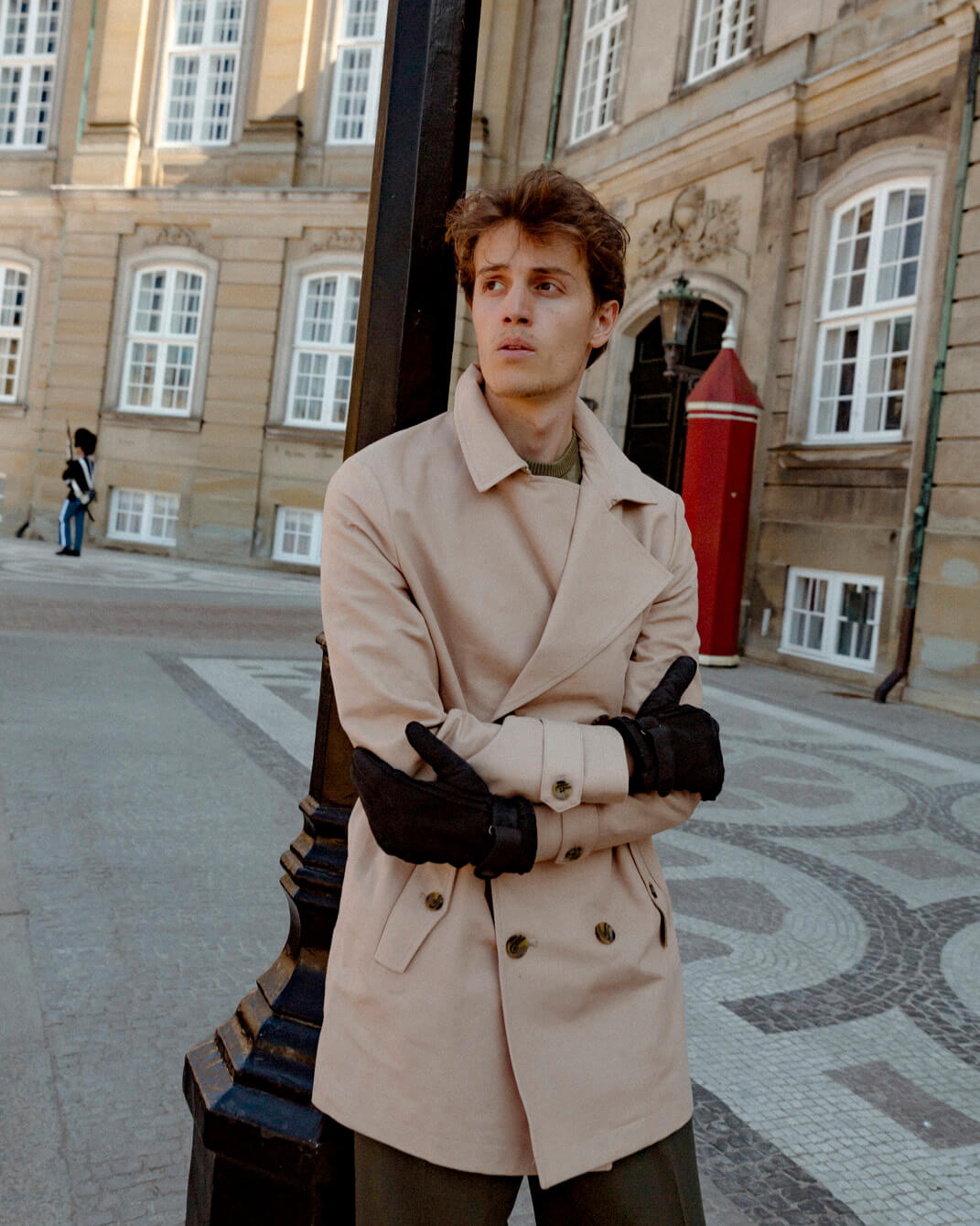 Vores herrehandske, “Louis Nubuck”, er fremstillet af det udsøgte nubuck gedeskind og er prydet med en trykknap præget med Kalmus blomst med justerbar lukning for optimal pasform og komfort, RHANDERS.