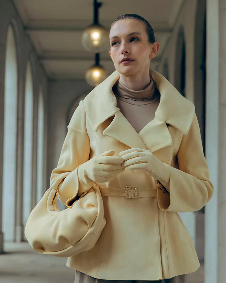 Alexandrine-handskerne fra RHANDERS er så sjældne som en skat kan være. Handskerne er fremstillet af det udsøgte skind fra den kongelige hjortebestand i 1930’erne til Den Kongelige Familie.