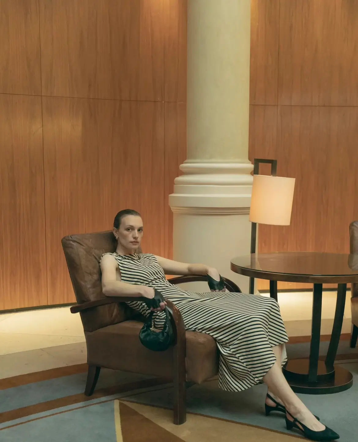 Elegant festhandske til kvinder. Fremstillet af blødt lammeskind med et strejf af guld.