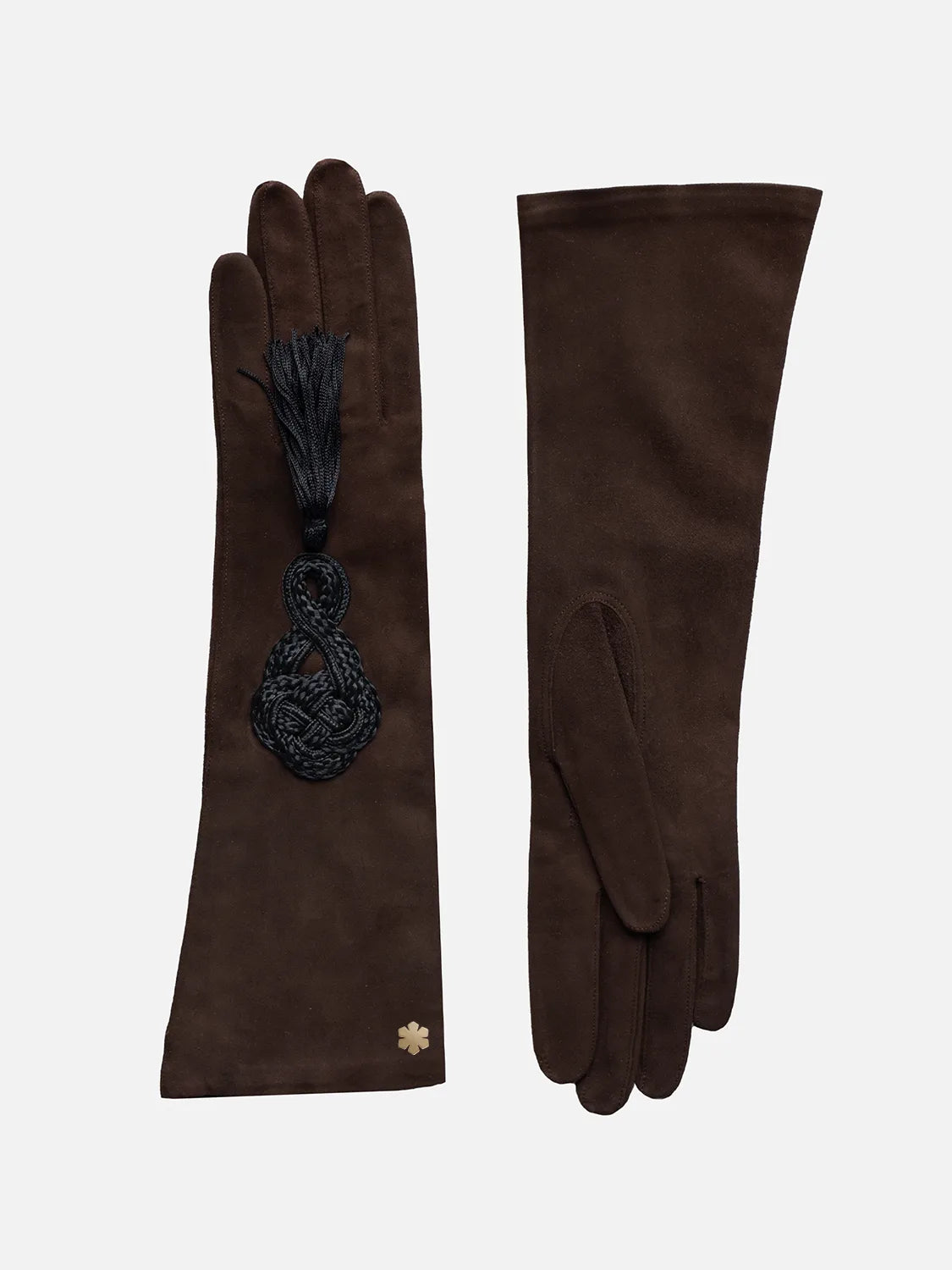 Classic women’s glove from RHANDERS made from suede lamb leather creating an elegant silhouette that graces the hand.