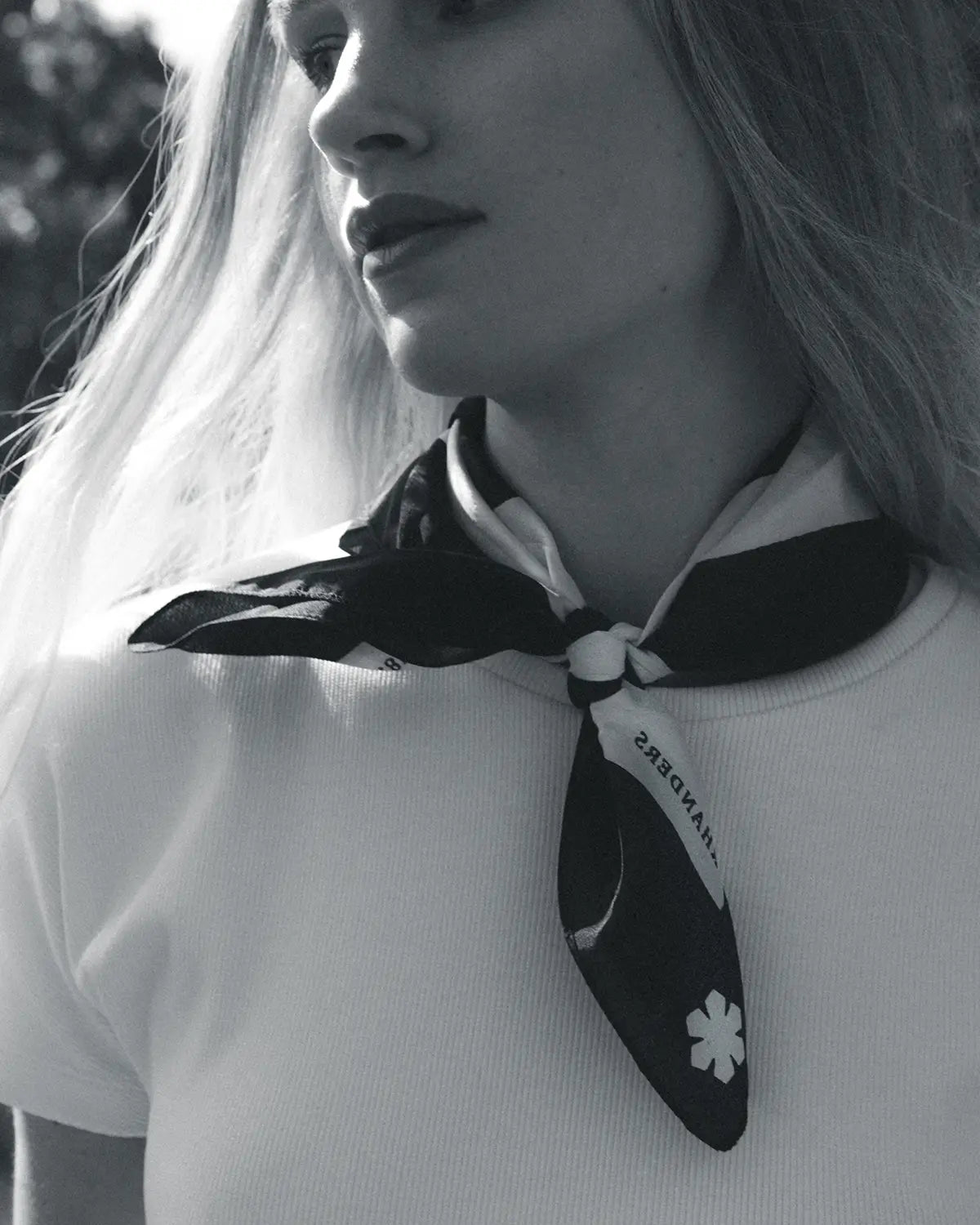 The Aida women’s scarf is available in two sizes: Small (52 x 52 cm) and Large (100 x 100 cm).