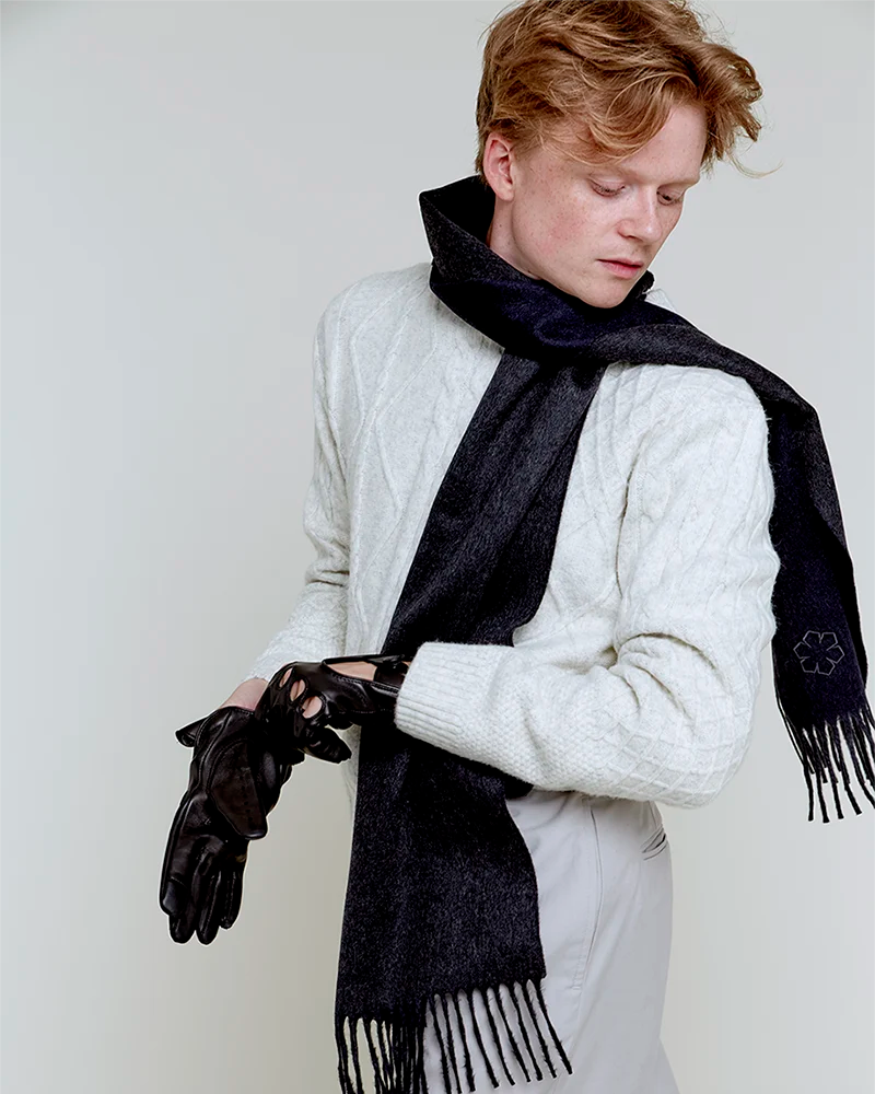 “Frederik Rolls-Royce” kørehandsker for mænd fremstillet i lammeskind i sort. Lavet som en limited edition i samarbejde med Rolls-Royce Enthusiasts’ Club, RHANDERS.