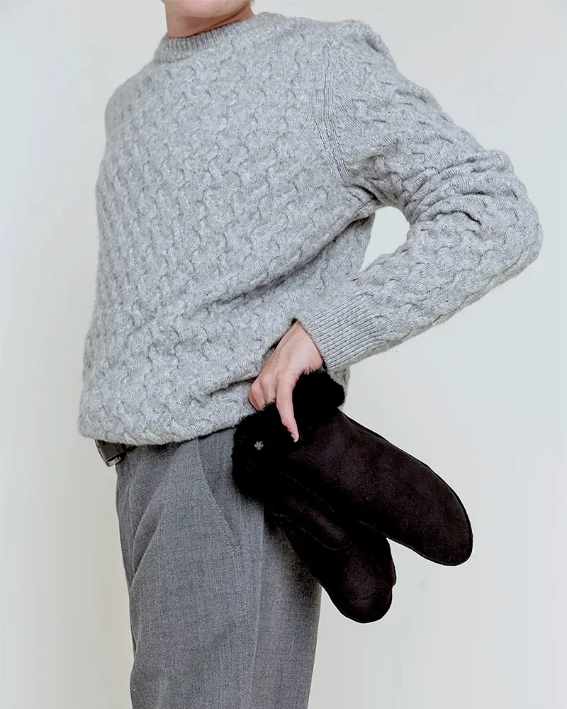 Discover our classic, timeless, and warm mitten from RHANDERS. Crafted from soft lamb leather with double-face long-haired soft lamb on the inside.