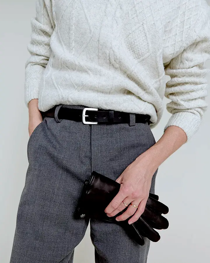 Classic leather gloves for men from RHANDERS crafted from the finest lamb leather, adorned with a hematite-plated Kalmus flower.