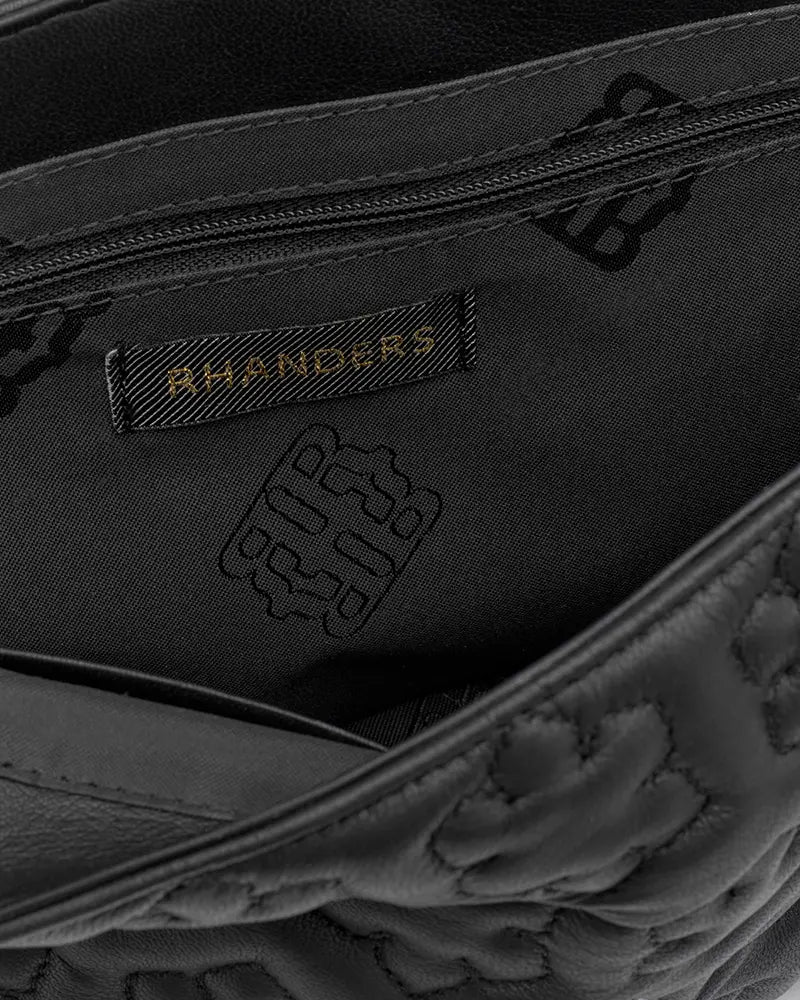 Heritage RH Monogram Lining adorns the inside of the Isabella-products from RHANDERS.