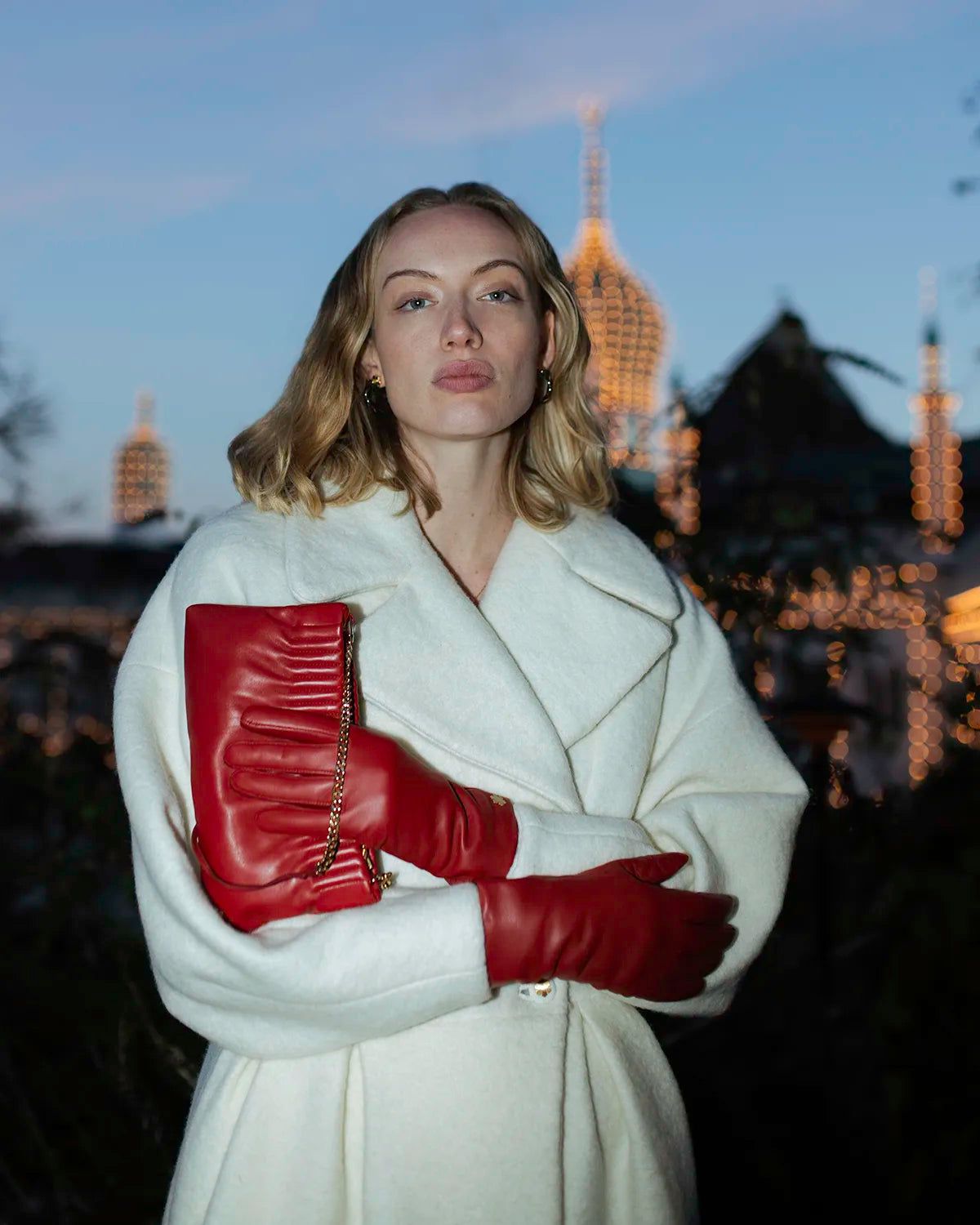 Classic women’s leather glove fra RHANDERS in a beautiful red colour.