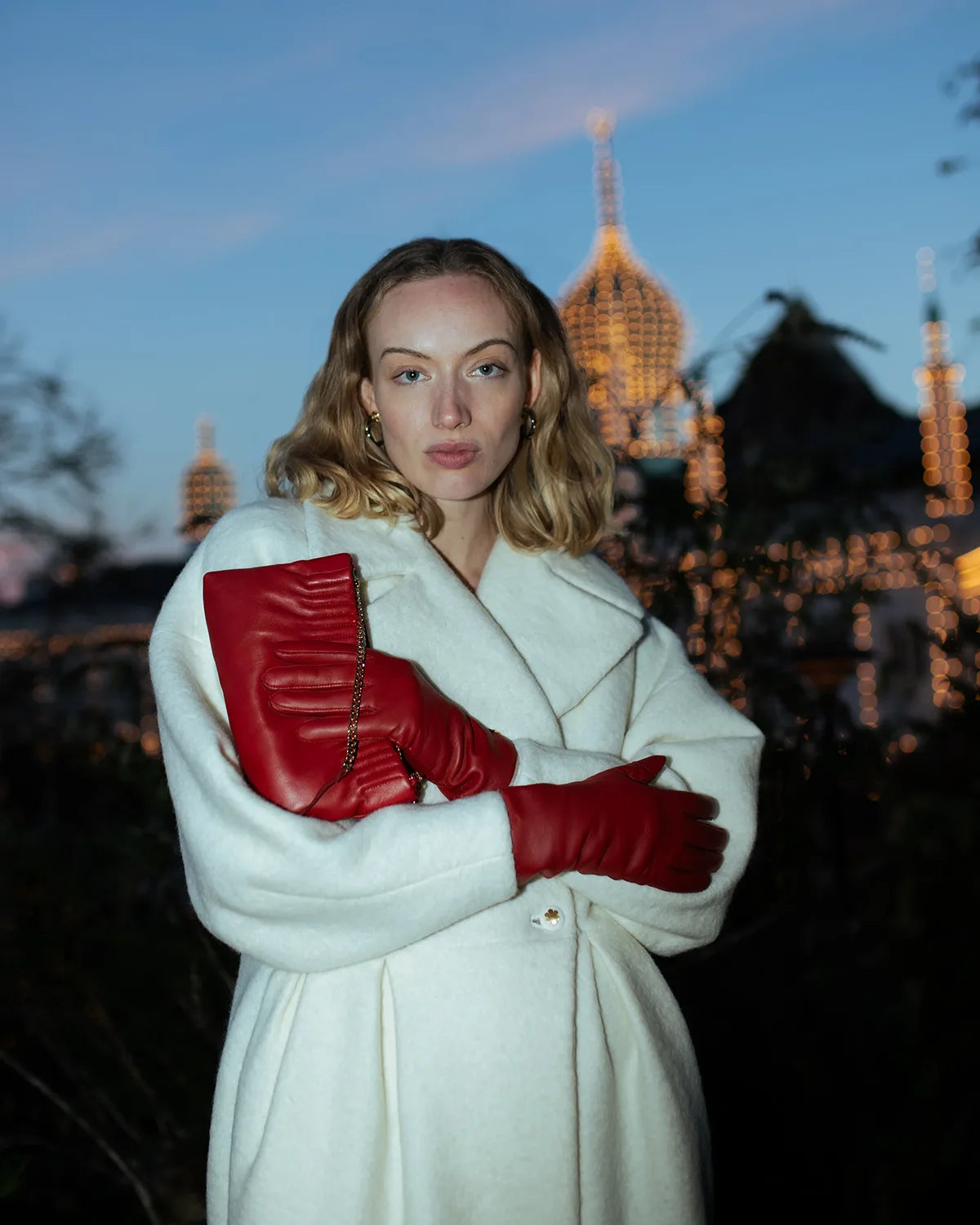 Warm glove for women in red with wool lining and touch technology from RHANDERS.