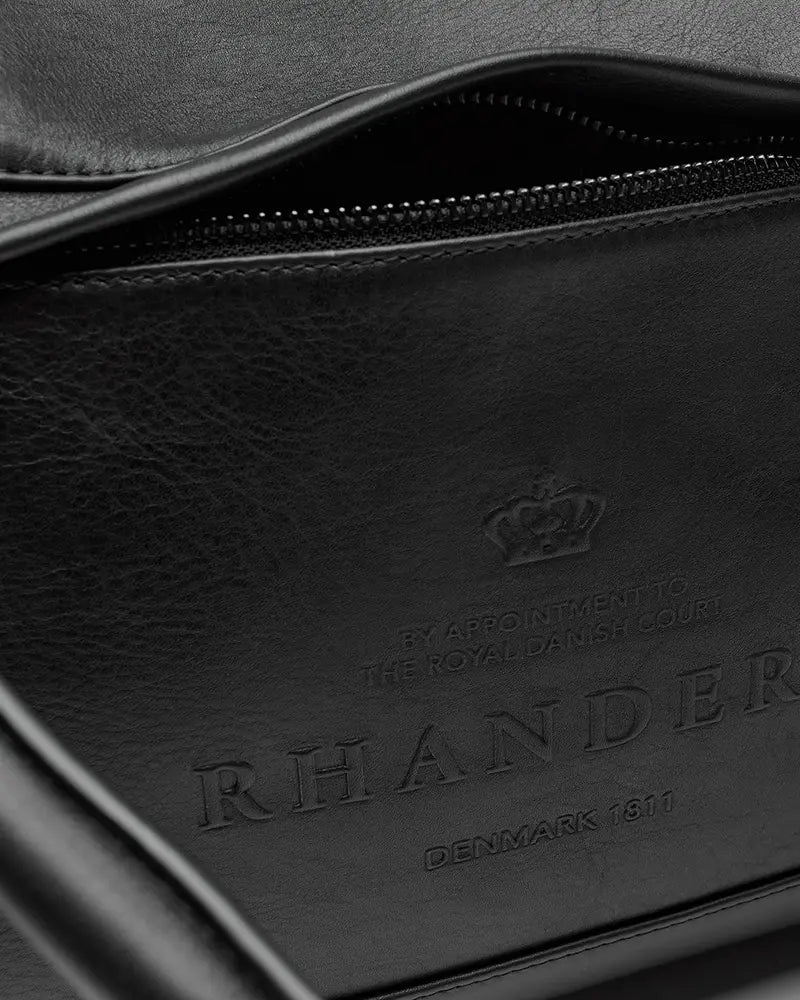 The large bag offers a spacious compartment for clothes and shoes, smaller pockets for organisation, as well as inside and outside zipper pockets. To top it off, it has butter-soft glove leather handles and wide shoulder straps.