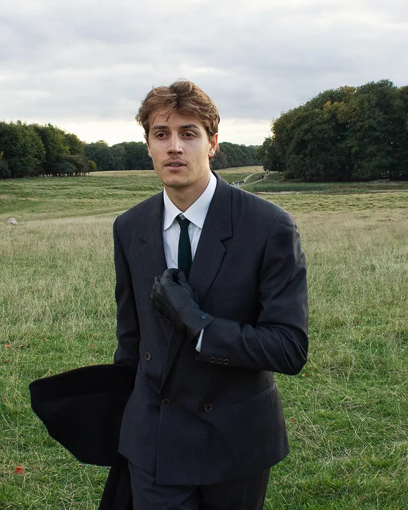 Herrehandsken, George, fra RHANDERS er fremstillet i lammeskind med varmt uldfor og prydet med tre denter.