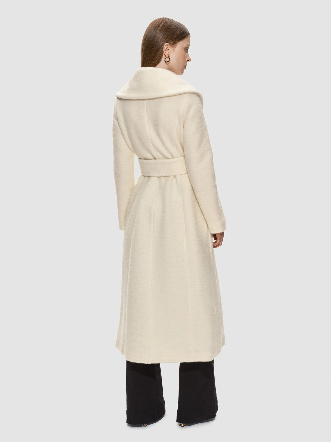 Elegant Robe Coat - Wool in white comes with aw ide tie-belt in matching wool for adjustable fit, RHANDERS.