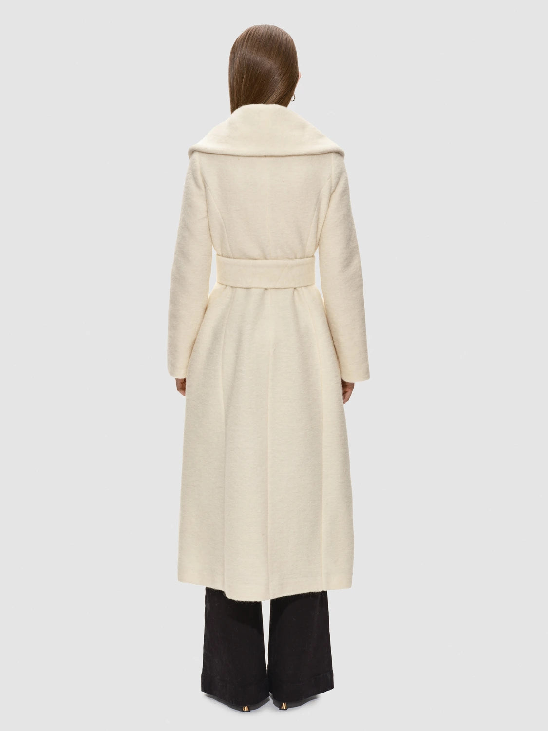 Elegant Robe Coat - Uld i hvid kommer med bindebælte i samme materiale for justérbar pasform, RHANDERS.