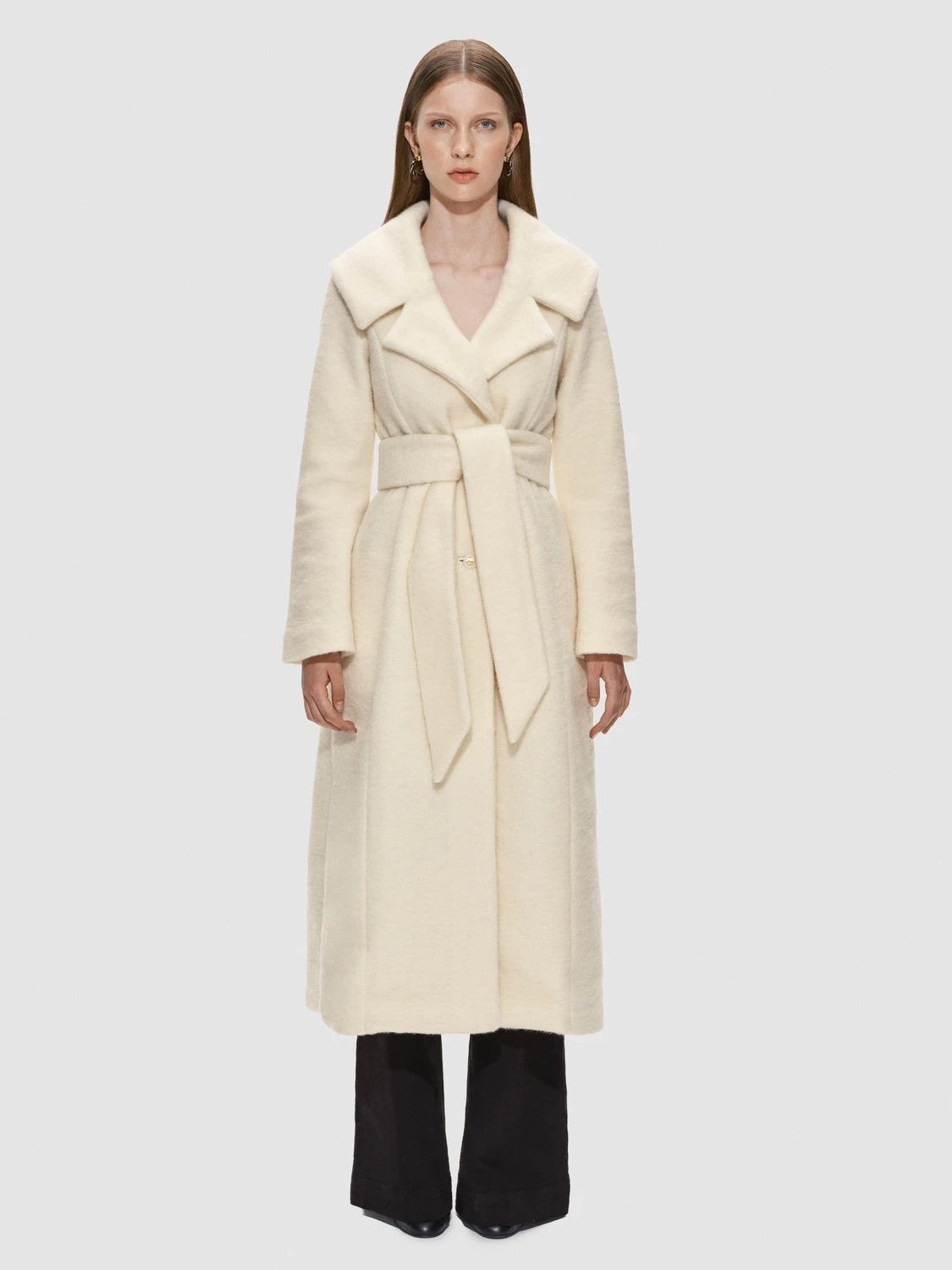 Robe Coat fra RHANDERS er fremstillet i det blødeste wool og er skræddersyet i Danmark.