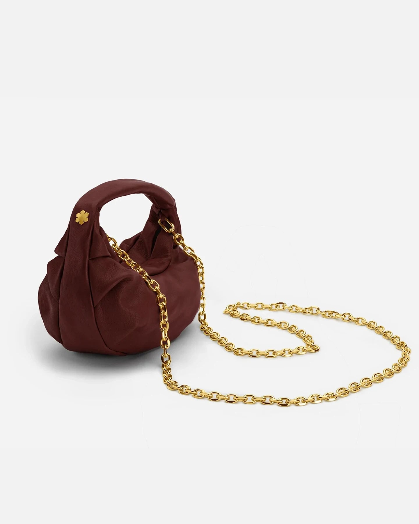 Classic small bag from RH ANDERS in a rich bordeaux colour. Bordeaux bag in Capeskin with a 14 karat gold chain.