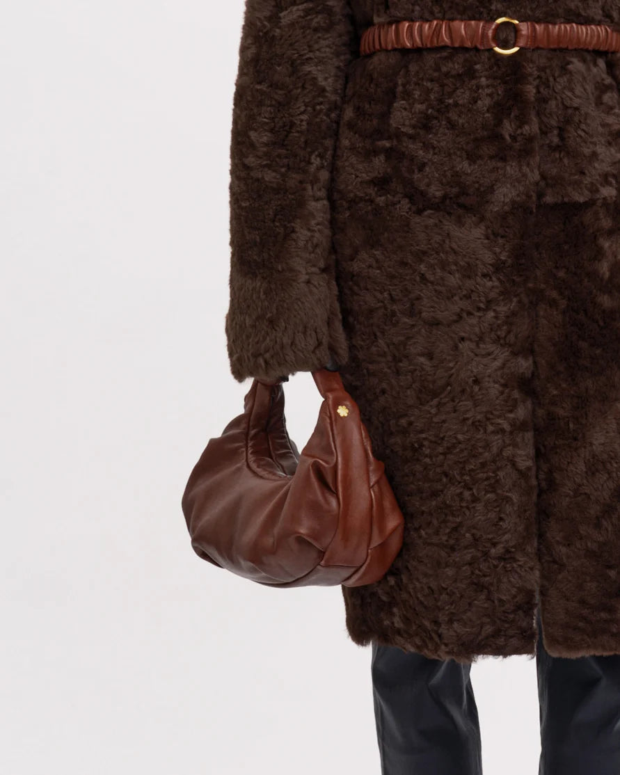 "Swan Taske Classic" i farven bordeaux fremstillet i Cap lammeskind fra RHANDERS