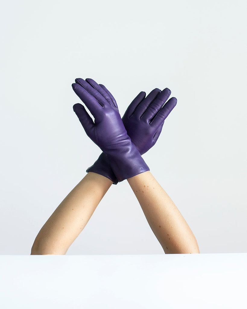 Klassisk og tidløs læderhandske til kvinder med varmt uldfor i farven violet.