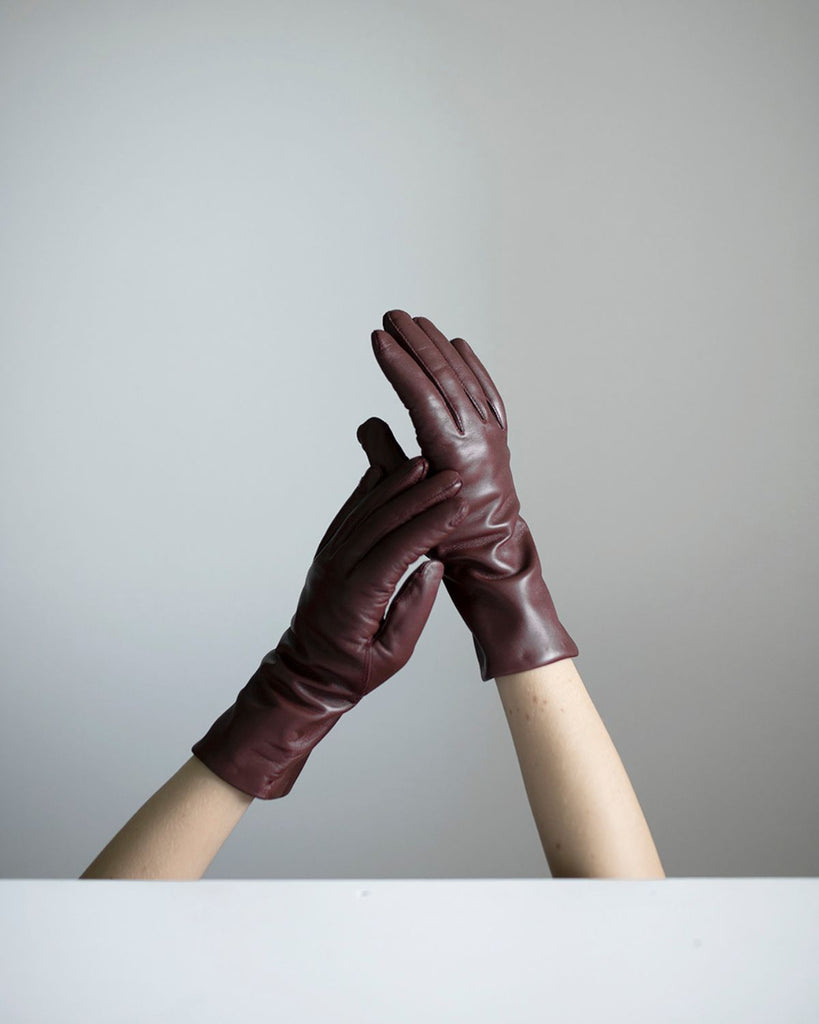 Classic and timeless leather glove for women with warm wool lining in the colour wine.