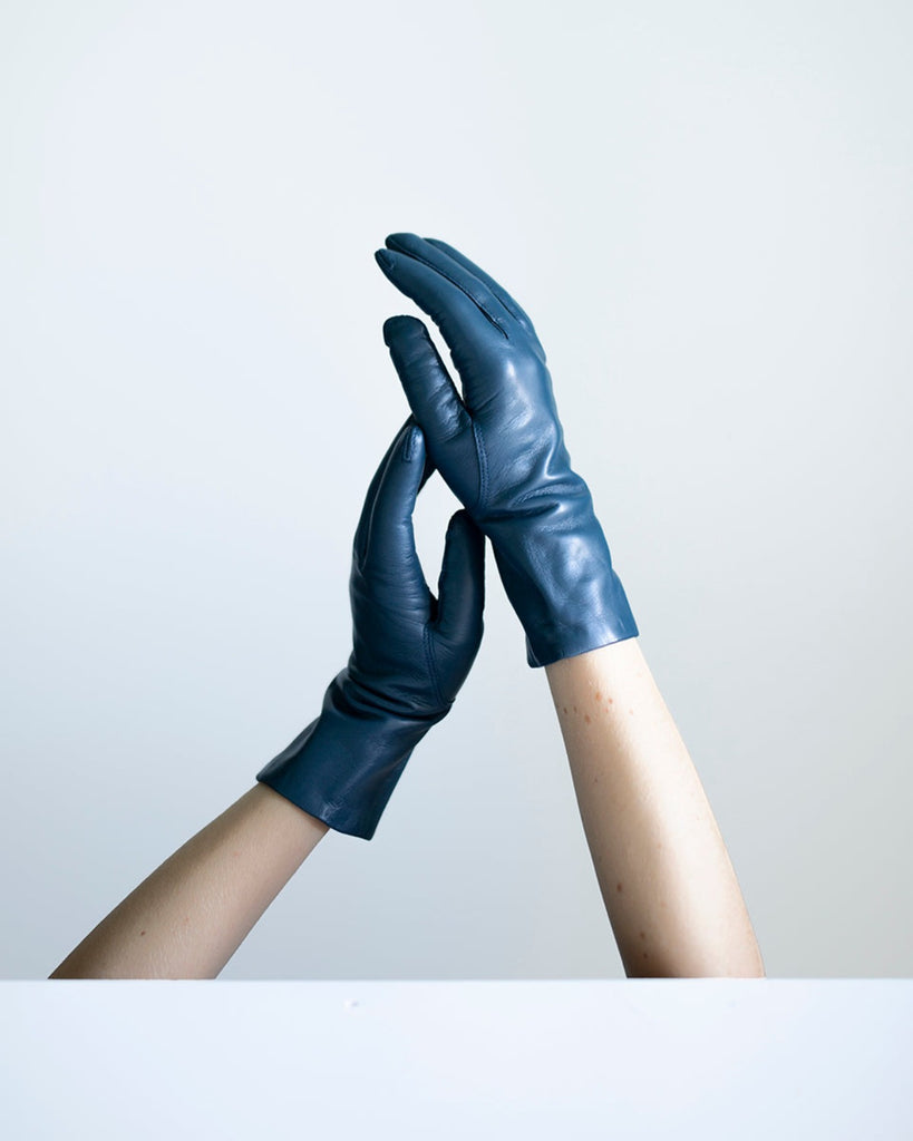 Klassisk og tidløs læderhandske til kvinder med varmt uldfor i farven denim.