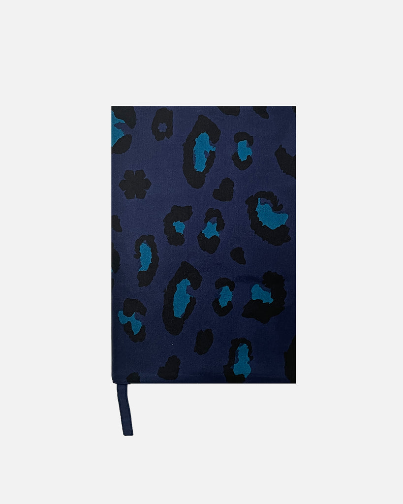Smukt og silkeblødt omslag til din notesbog. Upcycled af restmateriale fra vores Alfi Tørklæde.