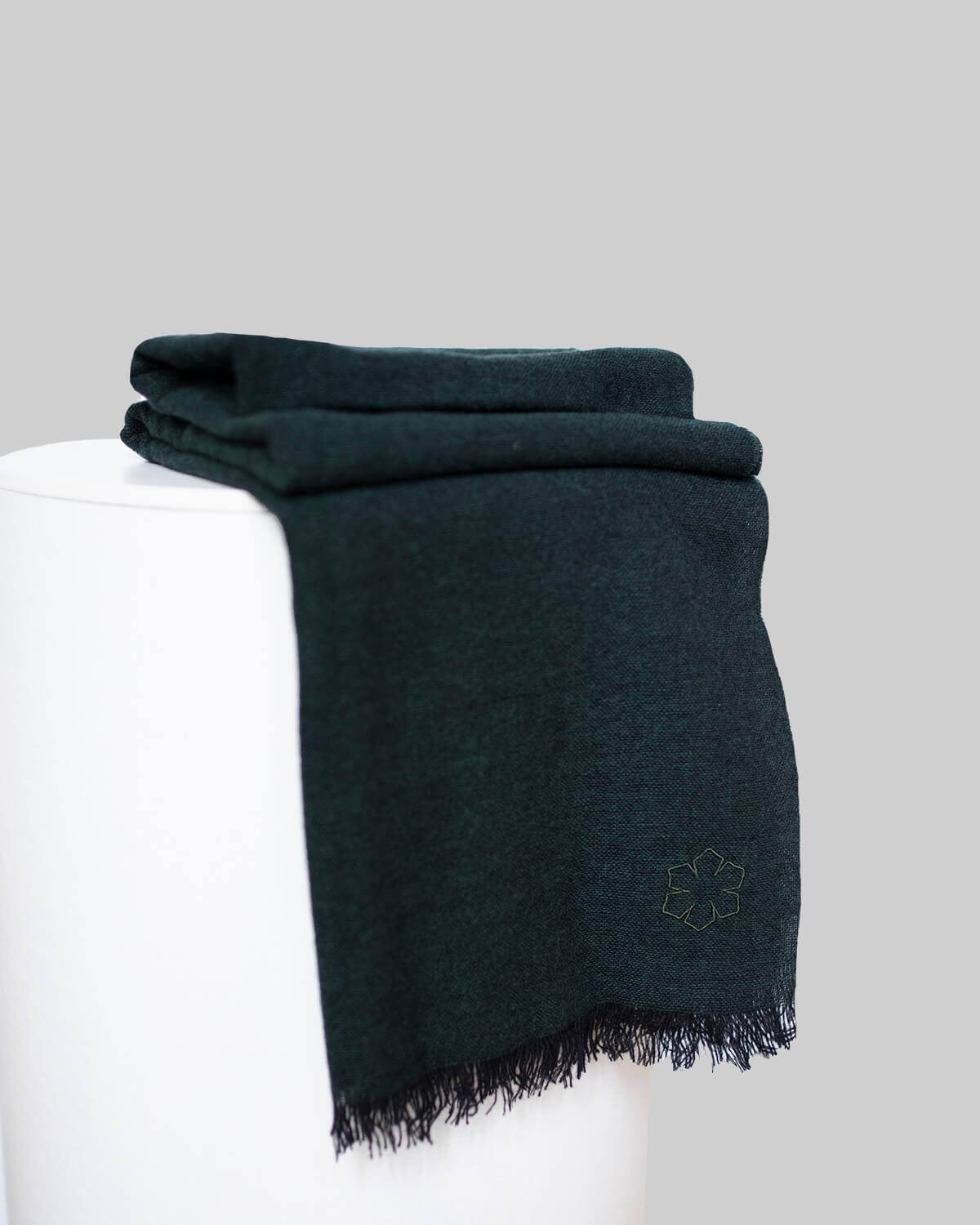 Army Aston Tørklæde fra RHANDERS prydet med en broderet outline Kalmus blomst i det ene hjørne.