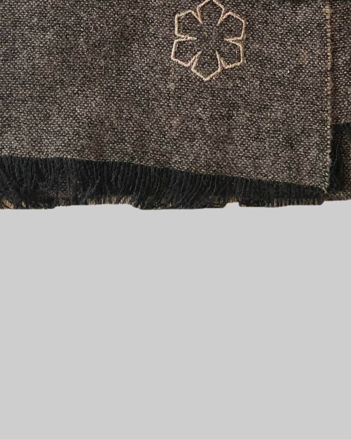 Aston unisextørklæde i farven chokolade prydet med en broderet outline Kalmus blomst i det ene hjørne.