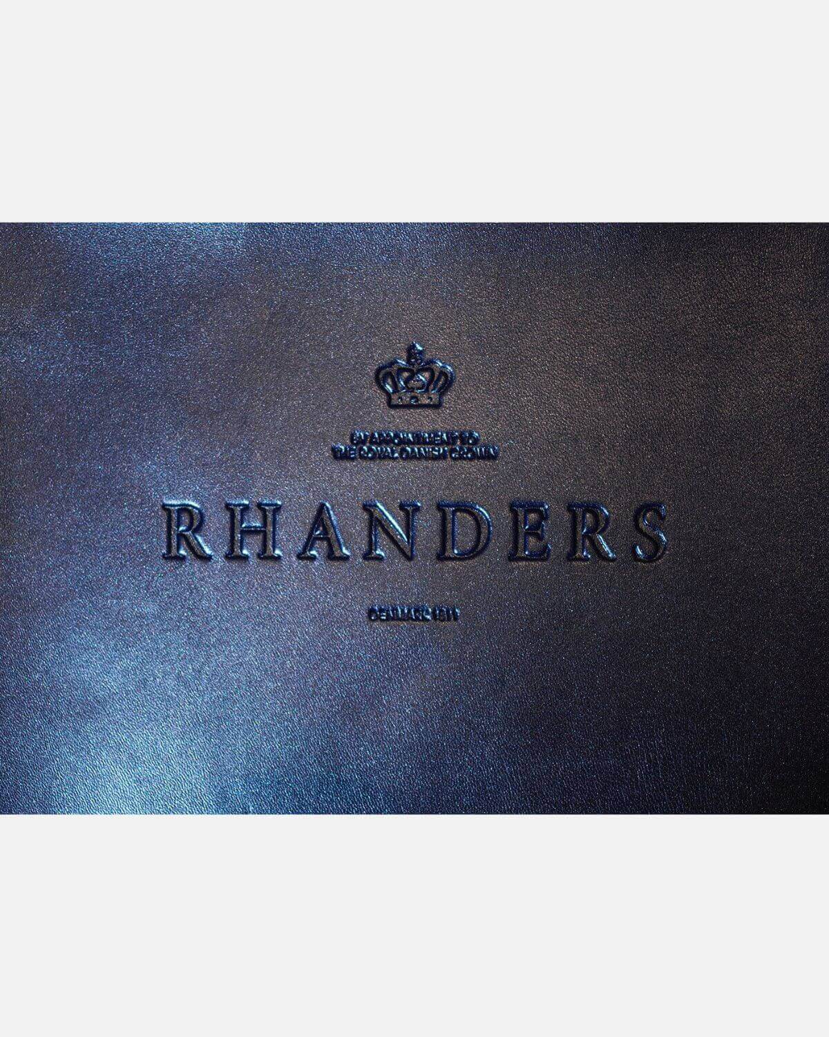 Discover our long gloves, the Sophia 16'', from RHANDERS. The gloves can be found in the stunning royal blue metallic colour, adorned with 14 karat gold-plated Kalmus flowers.