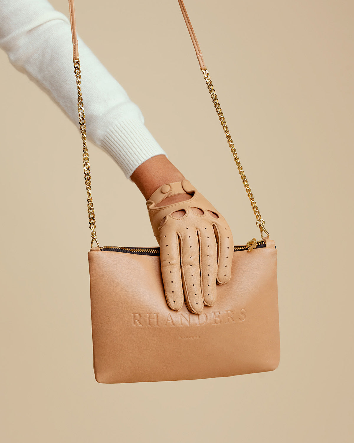 Classic driving gloves from RHANDERS crafted from lamb leather.