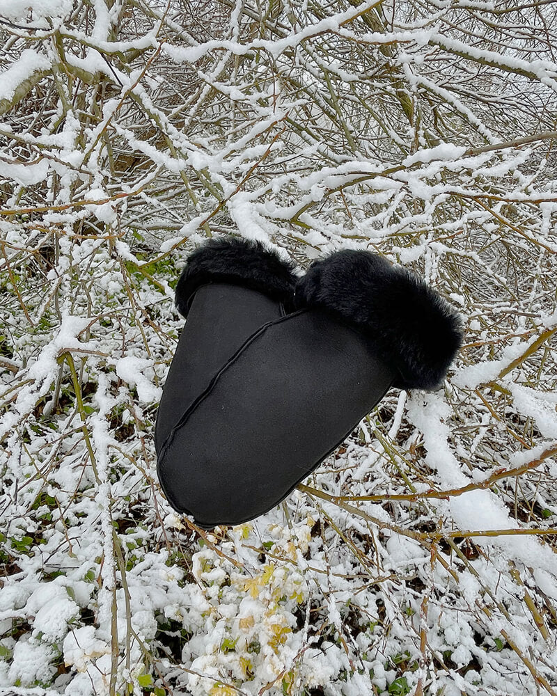 Oplev vores klassike, tidløse og varme luffer fra RHANDERS. Fremstillet af blødt lammeskind med den skønne pelsside som udgør indersiden.