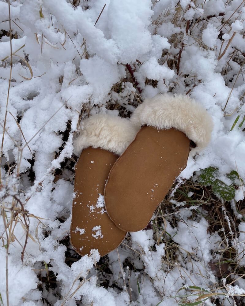 Handcrafted men’s mitten from RHANDERS adorned with a hematite-plated Kalmus flower