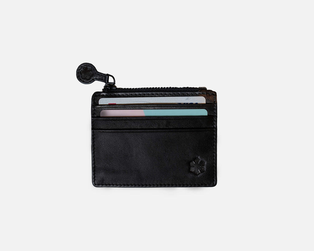 Lille sort pung i skind, med lynlås og 6 rum til kreditkort fra RHANDERS, Randers Handsker.
