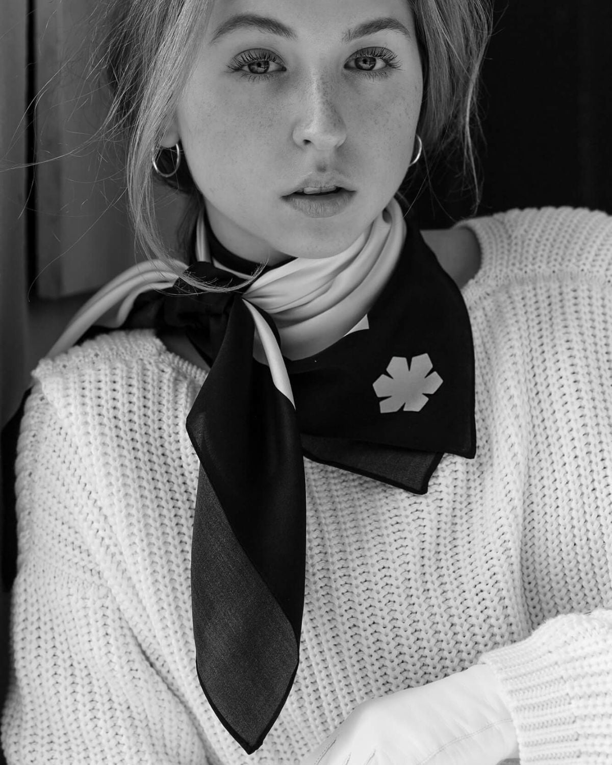 Aida Tørklædet fås i to størrelser: Small (45 x 45 cm) og Large (90 x 90 cm).