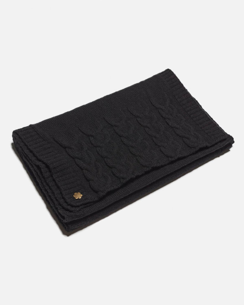 Soft and classic women's scarf in the colour black. Made of 100% wool.