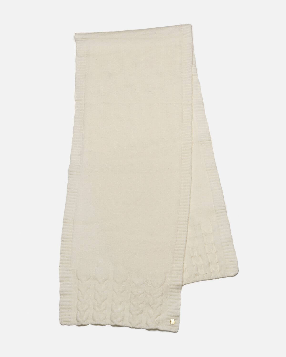 Arie Tørklædet i farven creme prydet med strikkede detaljer og en 14 karat forgyldt Kalmus blomst i det ene hjørne.