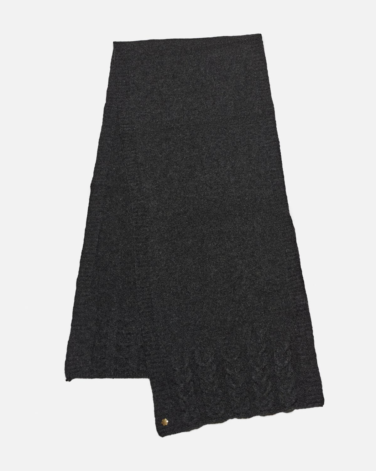 Koksgråt Arie Tørklæde prydet med strikkede detaljer og en 14 karat forgyldt Kalmus blomst i det ene hjørne.