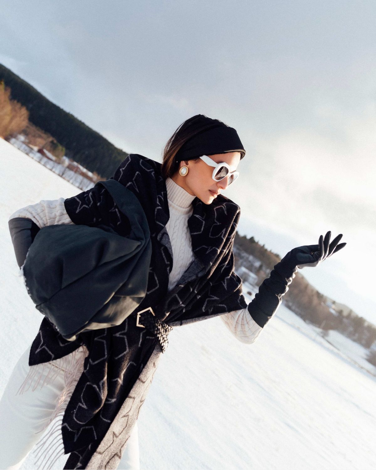 The Astrid Scarf measures 220 x 60 cm.