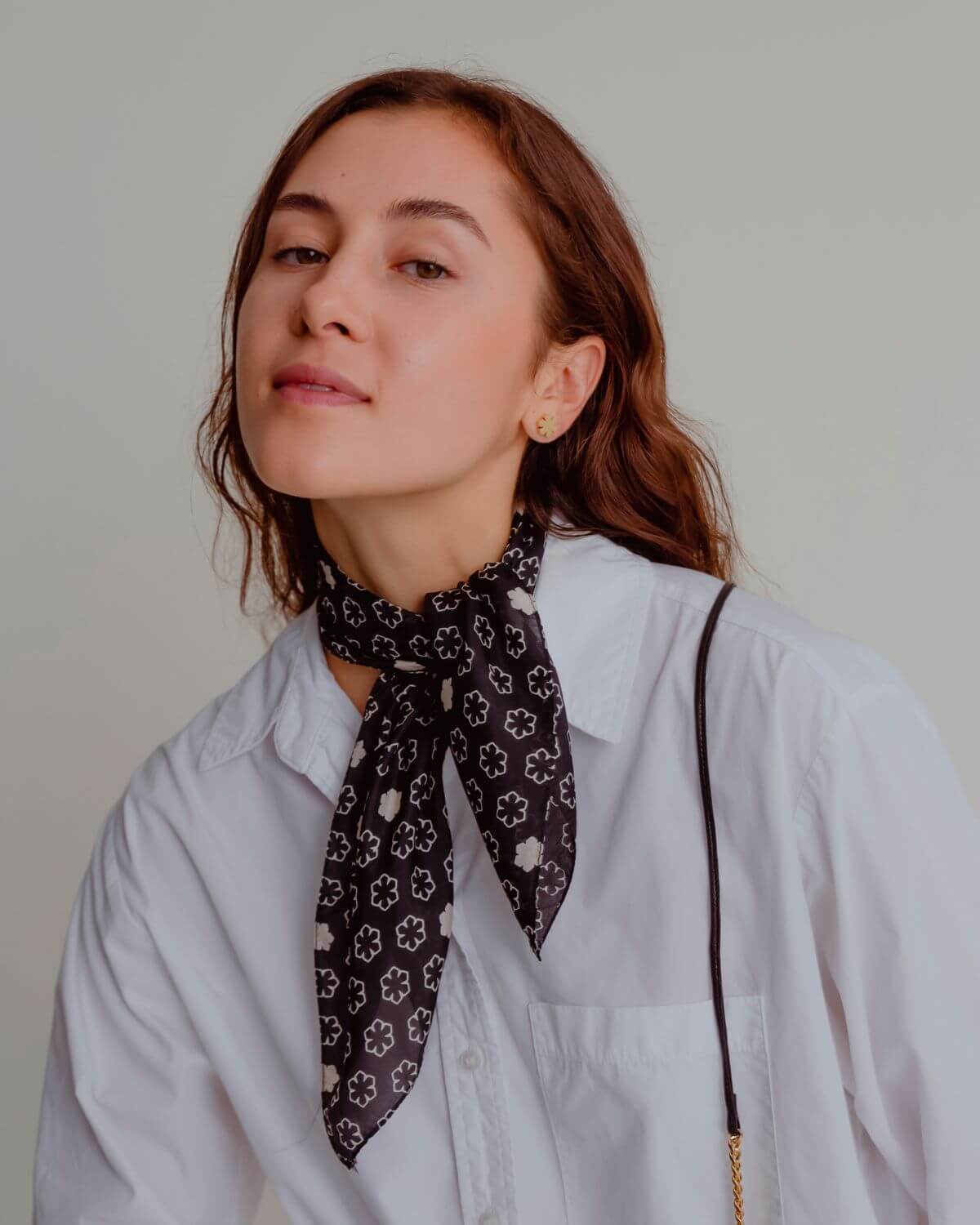 Athena Tørklædet er fremstillet af 100% silke.